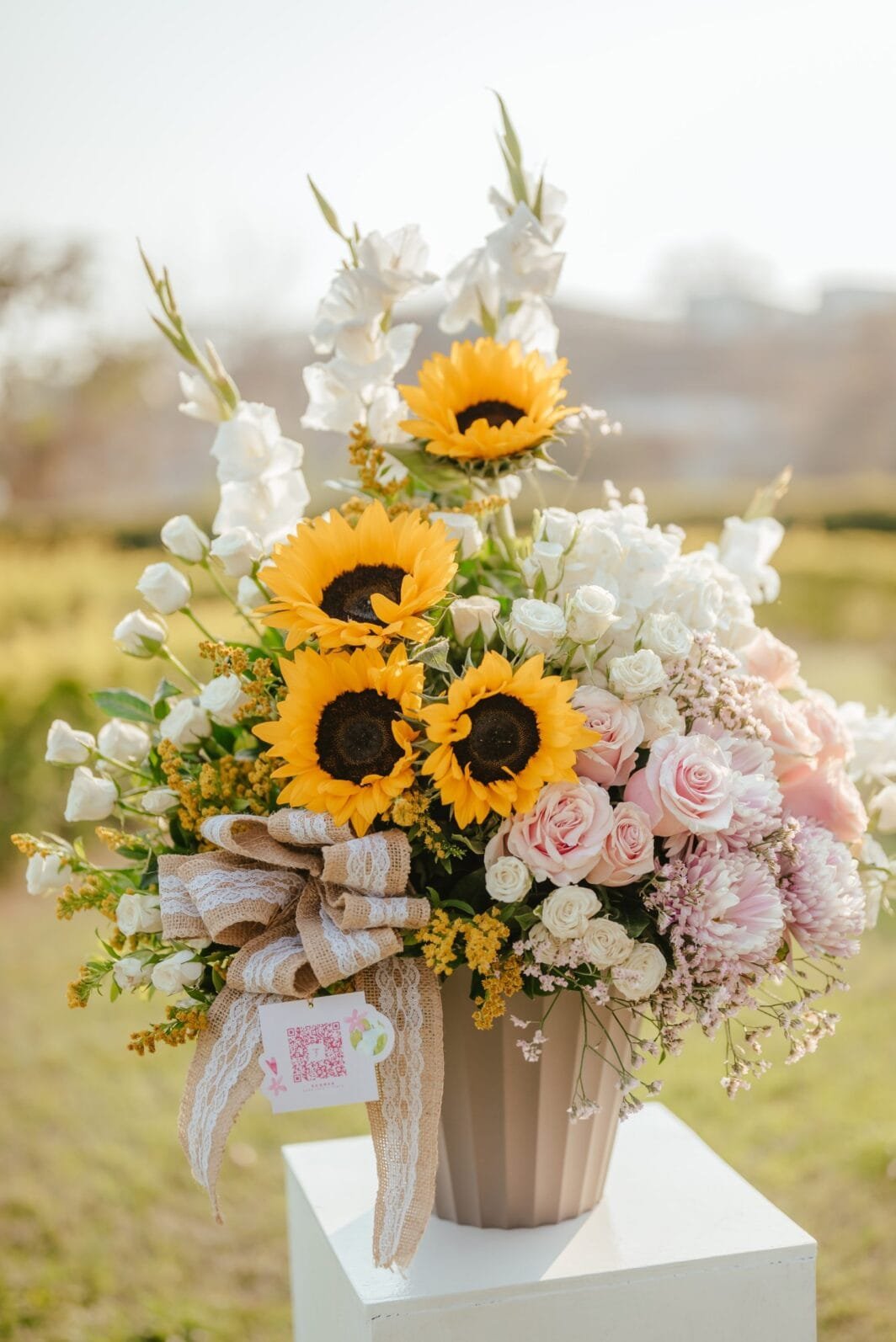 Arreglo rosado con blanco y girasoles