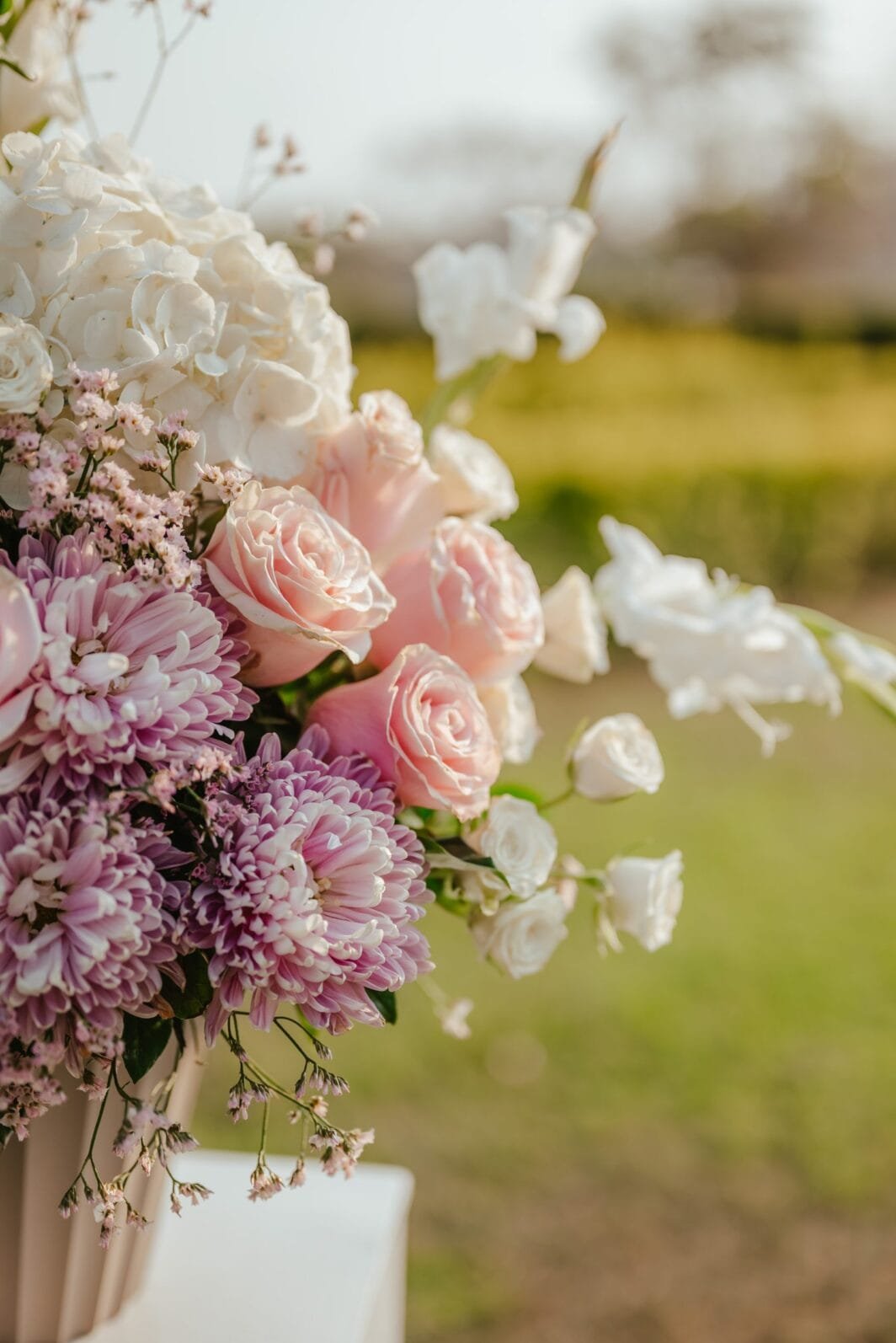 Arreglo rosado con blanco y girasoles - Image 2