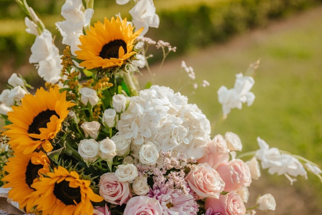 Arreglo rosado con blanco y girasoles - Image 3